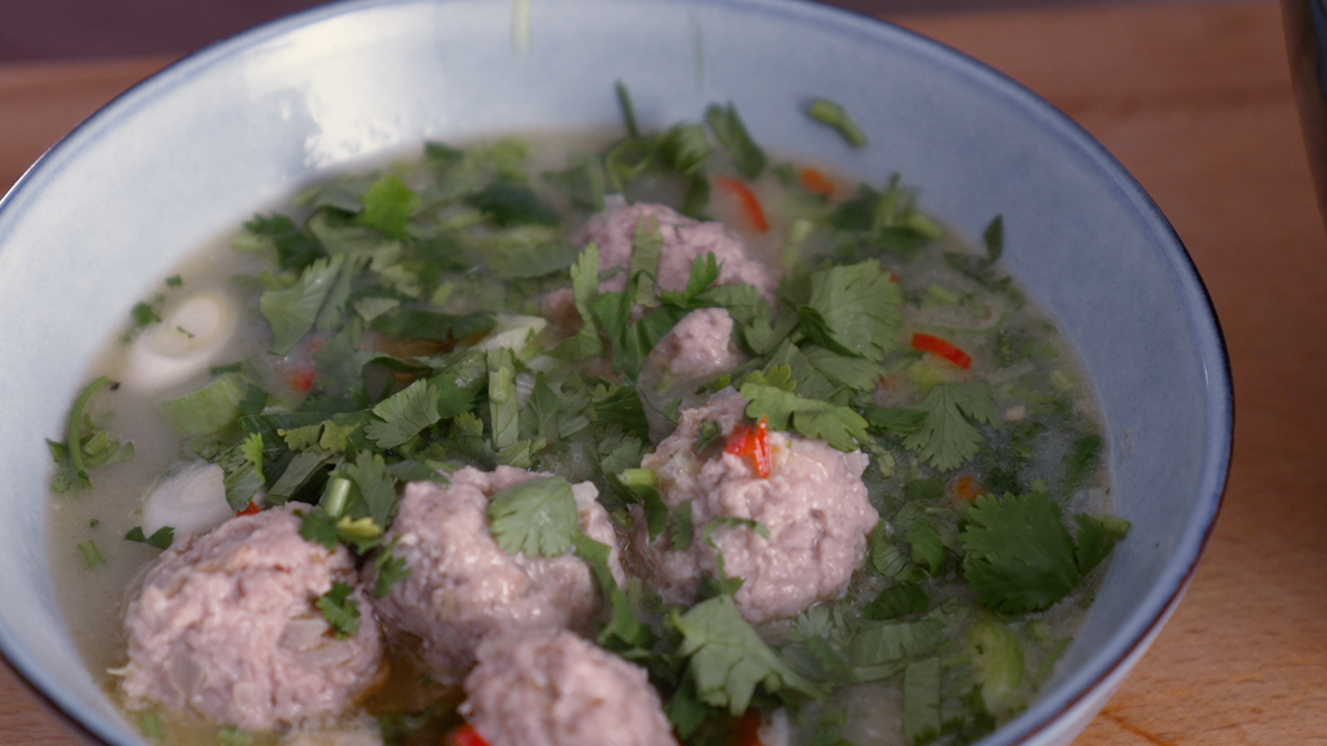 Kål & kød - Aromatisk asiatisk suppe med kødboller, 13 min.